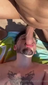 Estaba tomando el sol en la playa nudista y me pusieron la verga en la