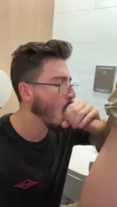 Ofreciendo mamadas a pollones heteros en los ba os p blicos no puedo