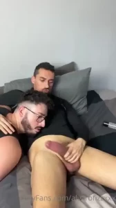 Mi amigo hetero estaba muy salido y me pidi uno de mis juegues la