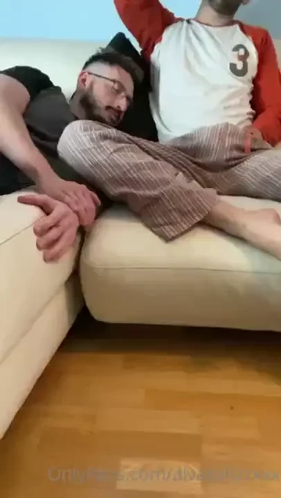 En esta casa el primero que se queda dormido pone culo mi compa ero de 