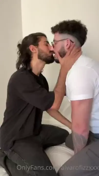 Dicen que hago buena pareja con chicos morenos de pelo largo y peludos 