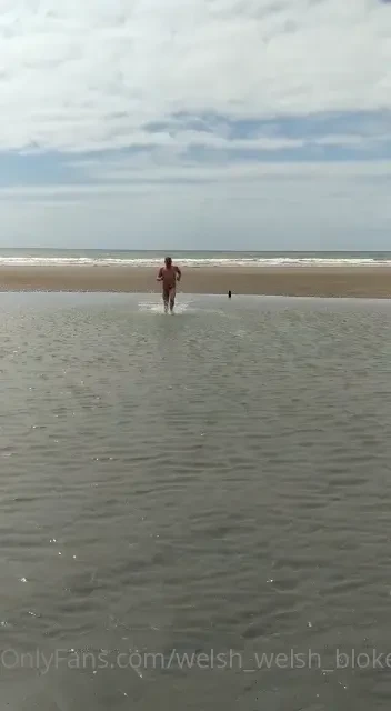 Doing a bit if bay watch who wants me to run toward them 