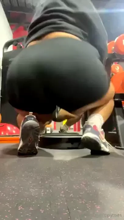 At the gym doing too much lol who smelling my feet afterwards 