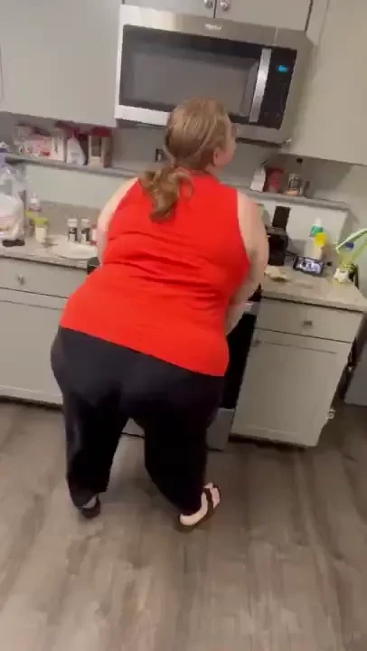 A little twerk for you while i m making my delicious cheese burgers 