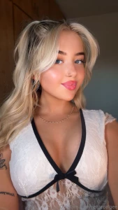 Im just a cute girl who looooves making u hard and teasing u