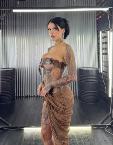 Stacked from top to bottom she s the kind of baddie that ll make you