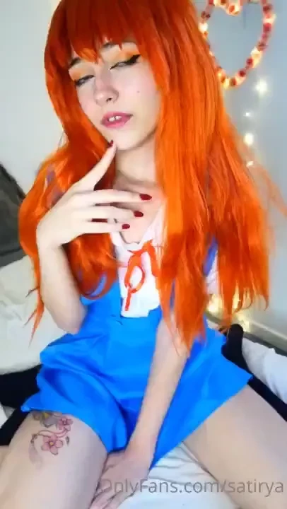 Tu demandes a asuka de te branler car elle t excites trop elle accepte 