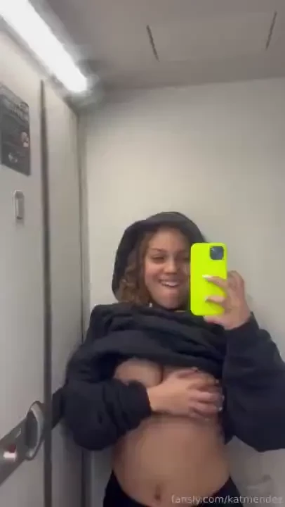 Want to see me get naked amp touch my on the airplane 