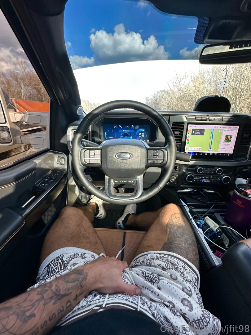 Cum entertain daddy on this long drive replying to all messages 