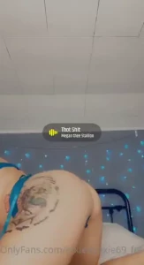 Can t forget the booty unlock the two other pics for a naughty selfie