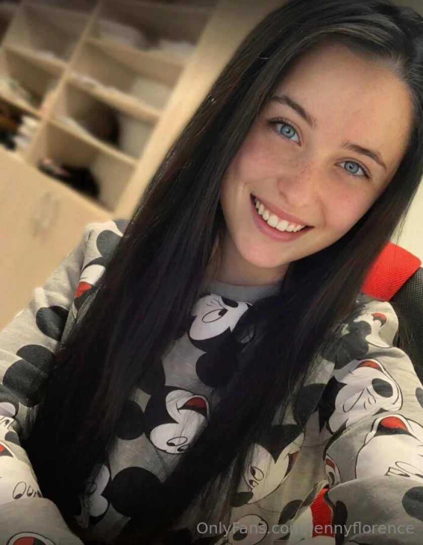 Free now this cutie is online and horny lindseyxheartx show her some part 37 