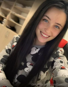 Free now this cutie is online and horny lindseyxheartx show her some part 37