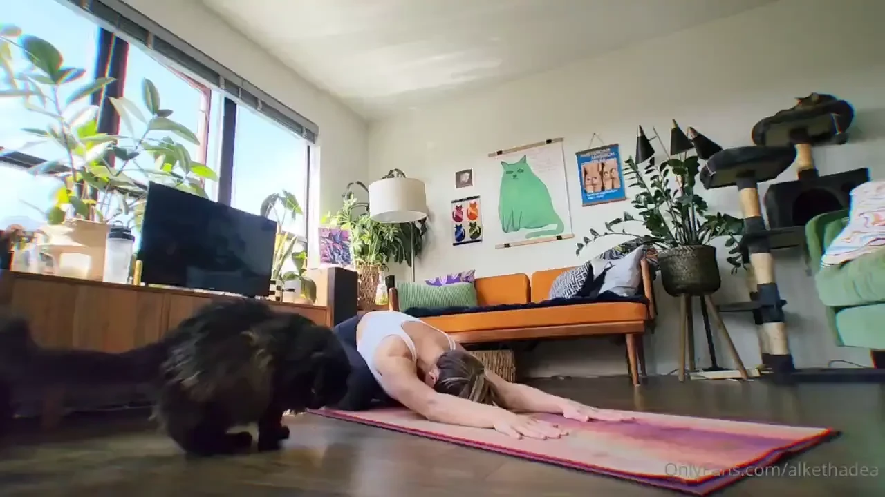 Wanna do yoga with me and cosmo spicy version coming soon 