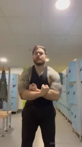 When a lil bit of flexin in turns into a lil bit of flashin
