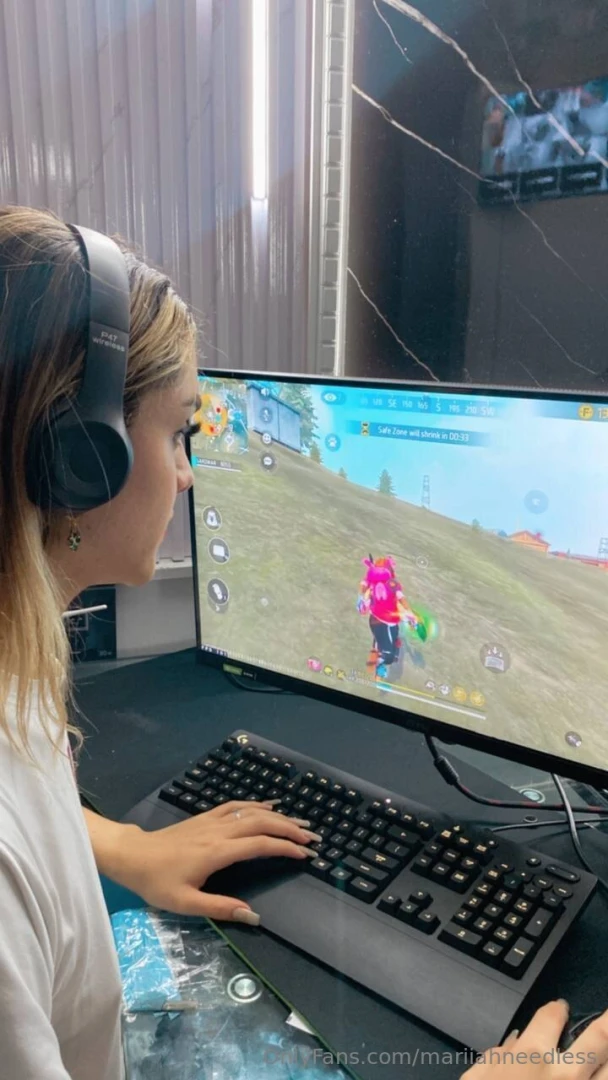 A gamer girl with a sense of humor and pretty face dangerous combo 