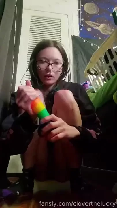 6 min vid of me beimg horny and fucking my rainbow dildo on da floor 