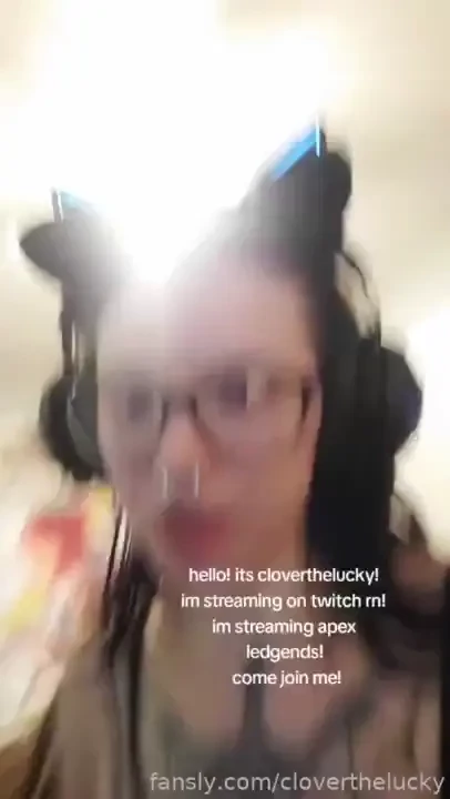 Streaming apex on twitch 