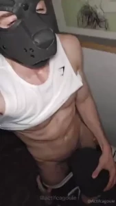 Je d gomme ses amygdales sur la table de la cuisine o il mange avec