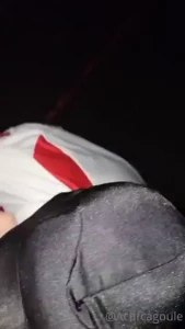 Plan grindr en 2-2 sur le terrain debasket avec un p re de famille qui