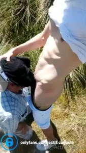 Fucking a tourist throat in the dunes je lubrifie la gorge d un