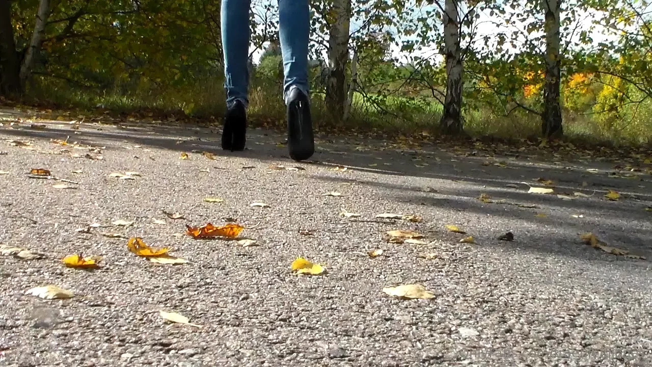 Just a smol walk in beautiful black heels 