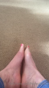 Any of my lovely fans have a feet fetish dm me for custom vids n