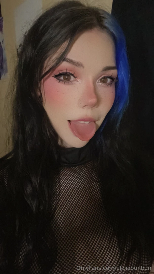 I m live on onlyfans right now 3 