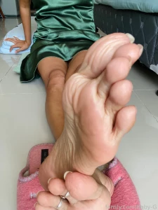 A set of soles view soles footfetish feetfetish toes naturalnails part 6