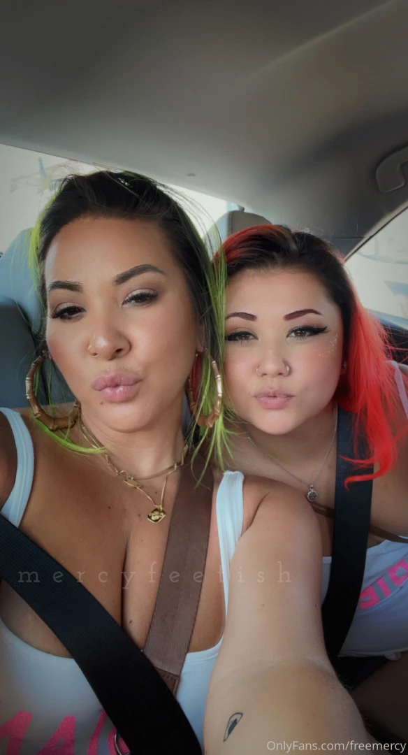 I had my first girl kisssss watch me and babyygirllola get tongue 