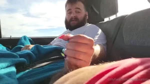 I love making twobearsonepup blow his load