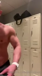 A little fun at the gym today so many people walking through here can