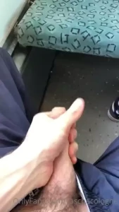 Neulich in der bahn war ich so horny dass ich ihn einfach kurz wichsen