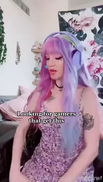 A girl that can do both egirl gamer altgirl emo goth petite fyp 