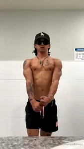 I want you to lick and kiss my muscles slut