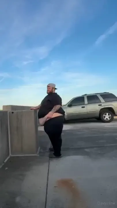 I really wanna be rimmed and fucked on this parking garage roof top 