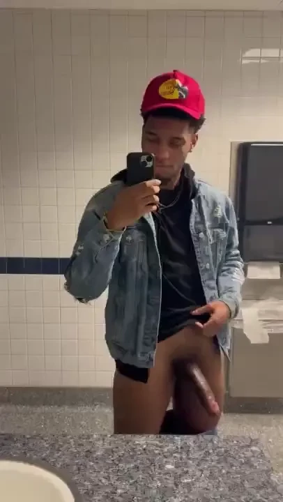 I was in the airport horny asf and decided to whip my meat out in the 