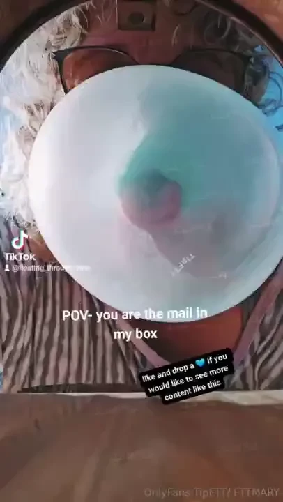 New bubble gum video 11-8-23blowing bubbles in public places follow me 