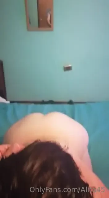 Saliendo de la ducha ya me esperaba mi nuevo amigo con su verga parada 