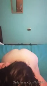 Saliendo de la ducha ya me esperaba mi nuevo amigo con su verga parada