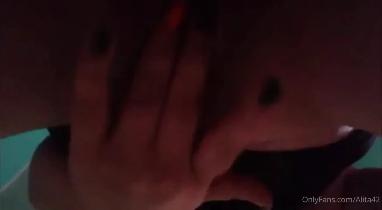 As me tienen uds casi desnuda h meda y tocandome a escondidas en casa 