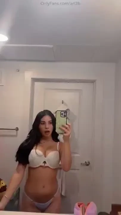 Look at my tatas 