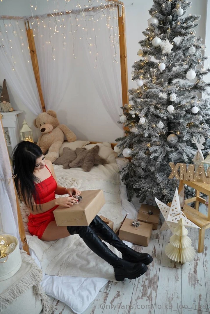 I am wondering what santa will bring to me i have been a little part 1 