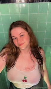 Hii please read below for more info about me my name is cherry i also