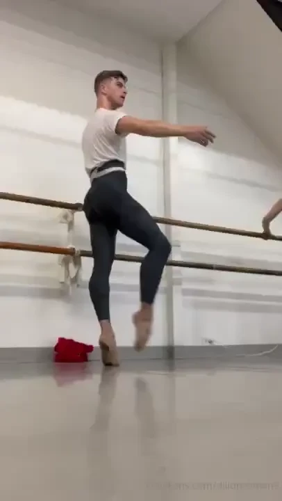 Me pointing my toes been a sec since i posted any ballet content 