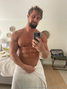 Need some lotion on my back who s got me