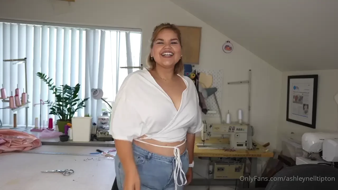 Want to learn how to turn an oversized tee into a cute wrapped crop 