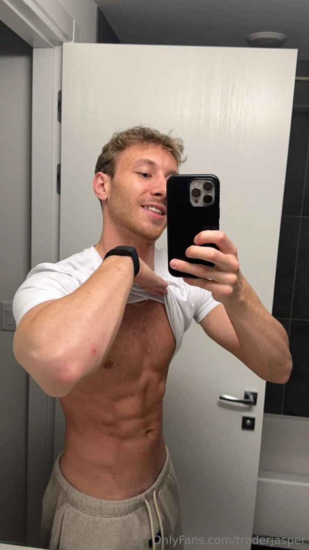Come sneak into the bathroom with me come see how naughty i really can 