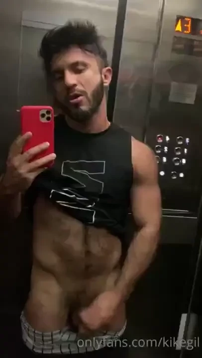 Pajita rica en el ascensor 