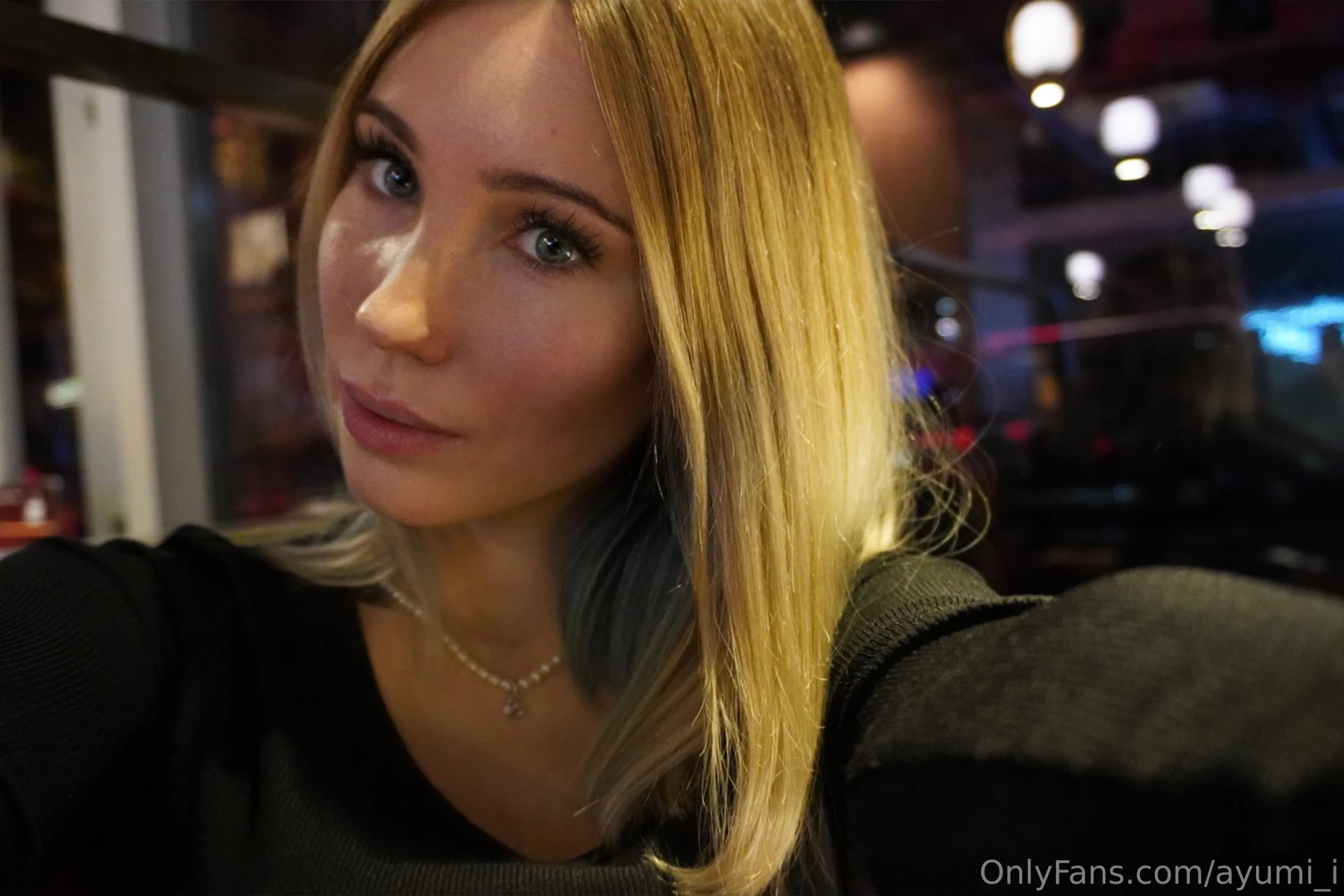 I absolutely love december evenings the streets glowing with lights 