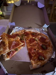 I m in a lazy mood tonight so i m having pizza and a tv show for